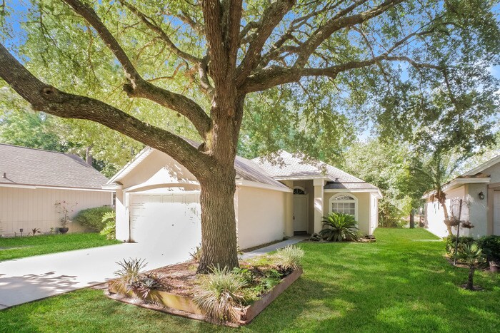 Building Photo - 884 Putters Green Way N