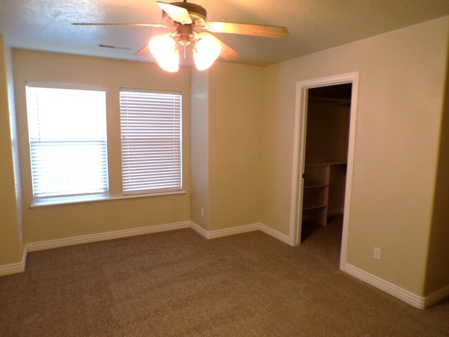 Building Photo - 2041 W Crescent Row