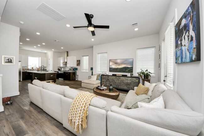 Building Photo - 3905 B Pinemont Dr