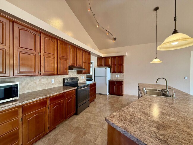 Building Photo - Custom home on 3 acres in Williamson Valley