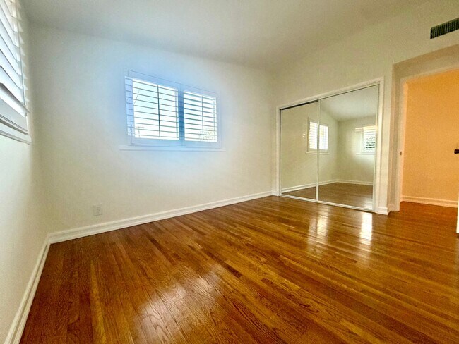 Building Photo - 4 Bedroom Beautiful Tustin Cul-De-Sac Home