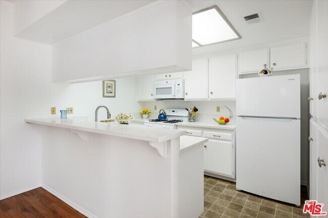 Building Photo - 844 Magnolia Ave