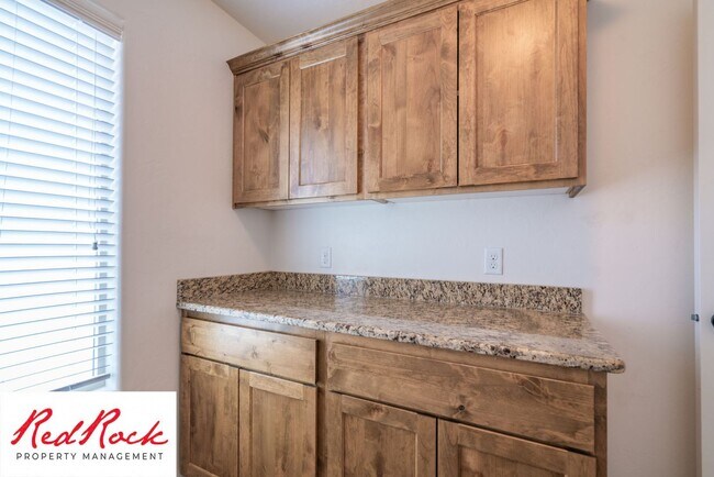 Building Photo - DOG-FRIENDLY 4 Bedroom Townhome with INTER...