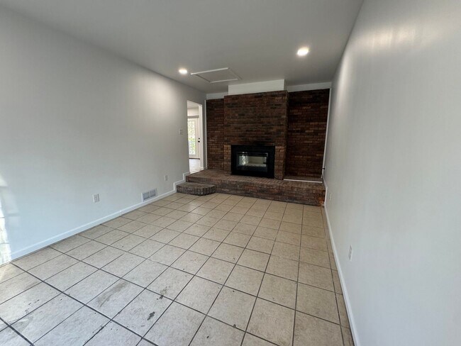 Building Photo - 3 Bedroom, 1 bath house with a bonus room