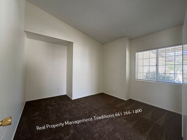 Building Photo - 50% OFF FIRST MONTH'S RENT!!! GREAT Westsi...
