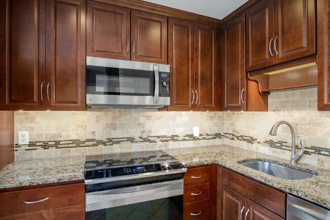 Building Photo - Charming Townhouse: Your New Home Awaits!