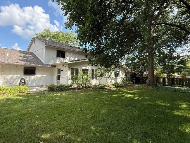 Building Photo - Available now-  4 Bedroom house in O'Fallon