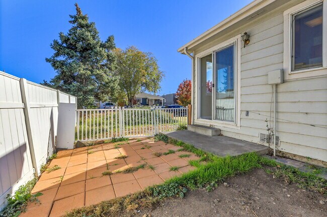 Building Photo - $2,000.00, 3 Bed, 2 bathroom located in Denver