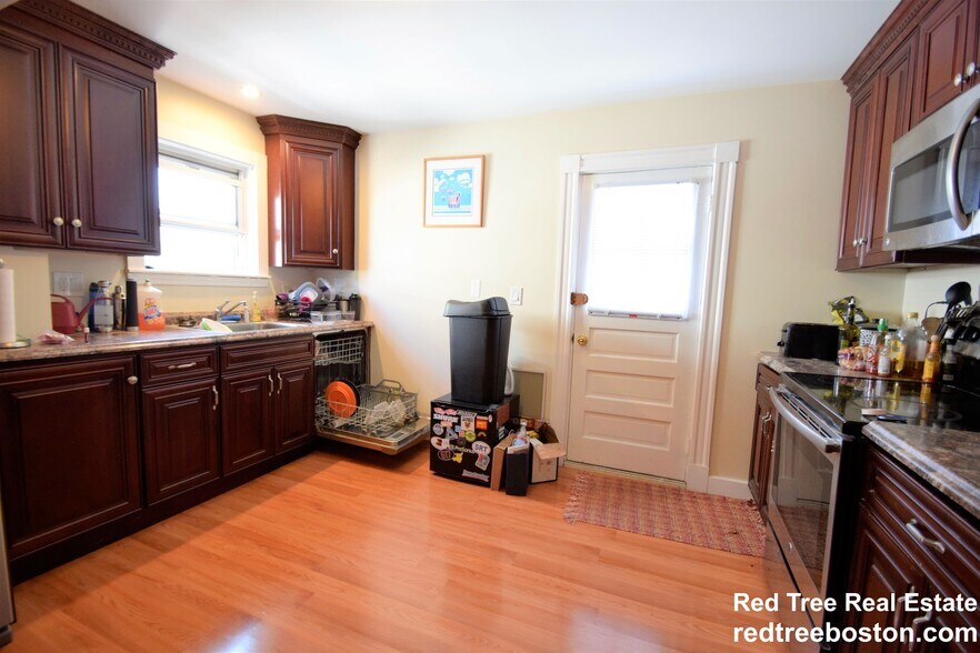 Building Photo - 25 Oak Square Ave