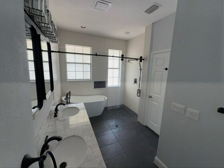 Building Photo - 531 Hedgewood Dr