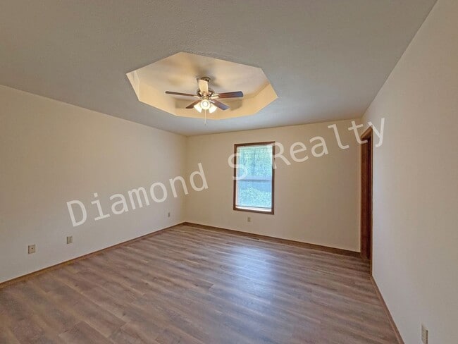 Building Photo - Cute and Clean 3-Bedroom Home Available in Southwest Spfd