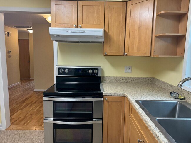 Building Photo - 4 bedroom 2 bathroom home in a great neighborhood!