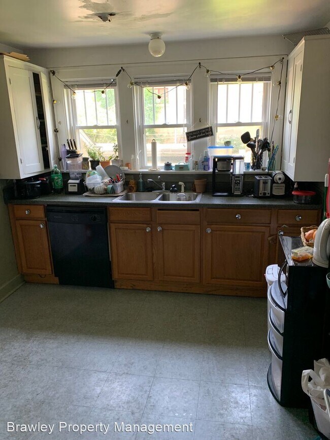 Building Photo - 5 br, 2.5 bath House - 114 E. 1st St