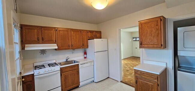 Building Photo - Sun-Filled & Well-Maintained 1 Bed 1 Bath Interior Townhome In Arlington Village