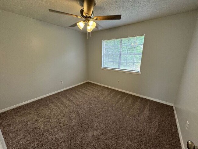 Building Photo - Pensacola - 2 Bedroom, 1 Bathroom - lawn care included