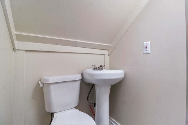 Building Photo - 23739 Cayuga Ave