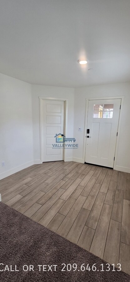 Building Photo - 2104 Ukiah Ct