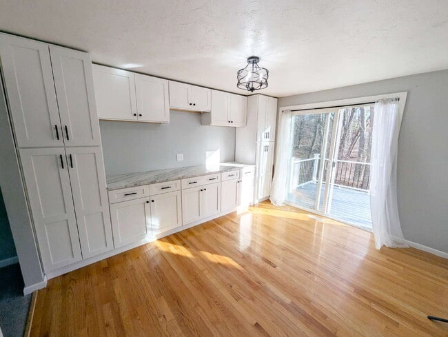 Building Photo - Stunning 2BR Townhome with Private Deck