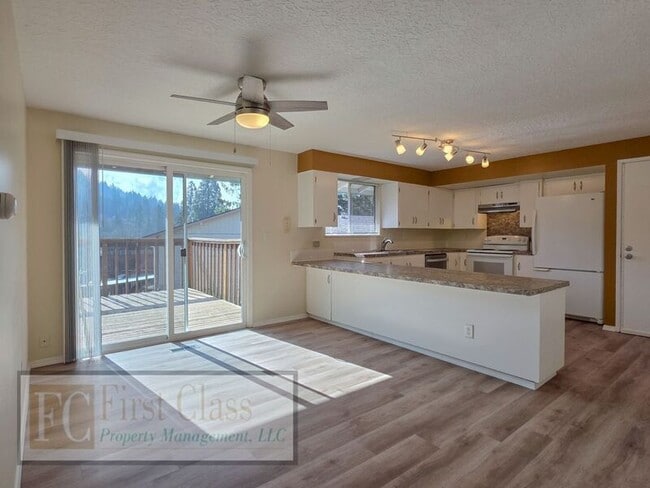 Building Photo - 298 SW Wallula Ave