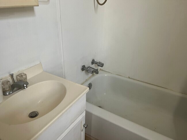 bath1 - 2948 S Keeley St