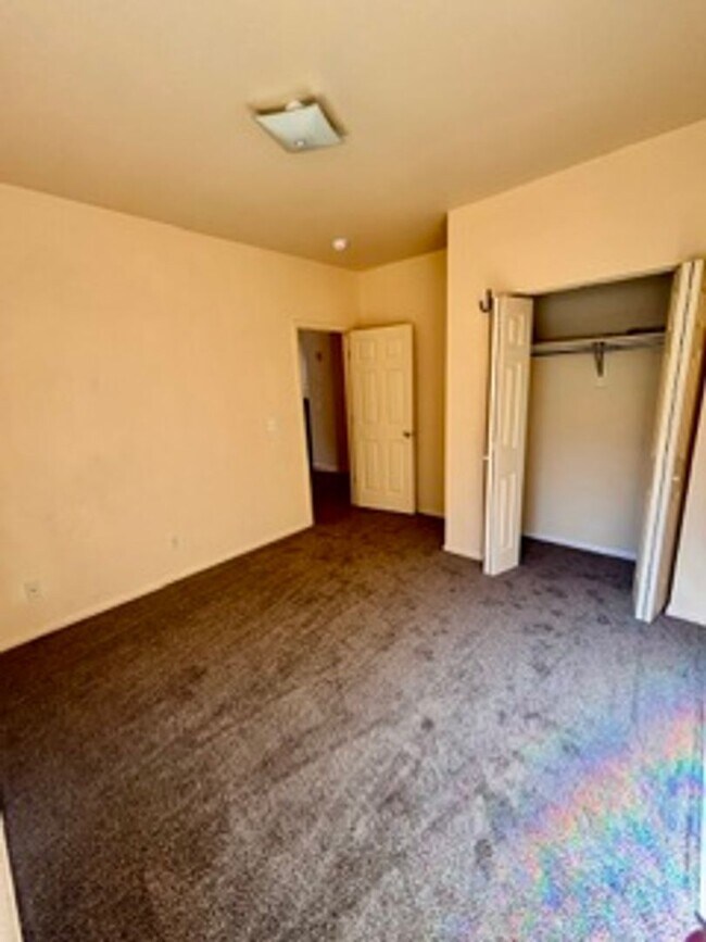 Building Photo - 629 S Sherwood St