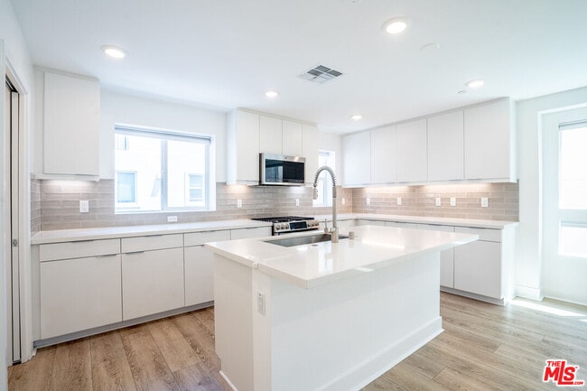 Building Photo - 5257 Bainbridge Pl