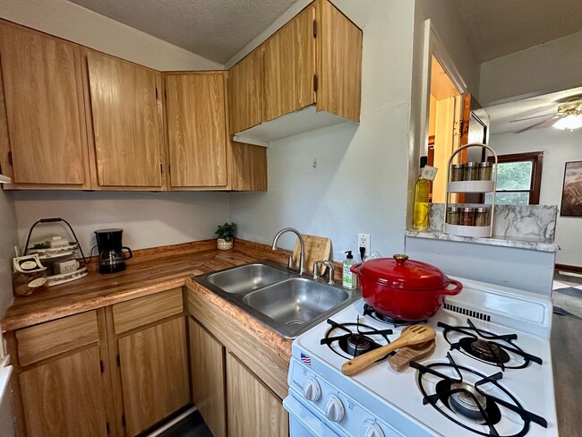 Building Photo - 1 bed, 1 bath house for rent in Waterloo