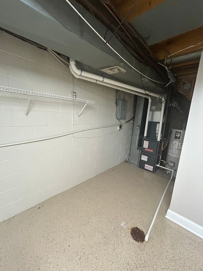 Building Photo - Modern 1 Bedroom Townhome in Prime Moon Township Location!