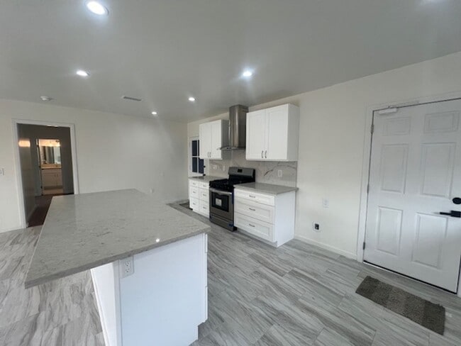 Building Photo - Beautifully renovated 3 bed 2 bath house