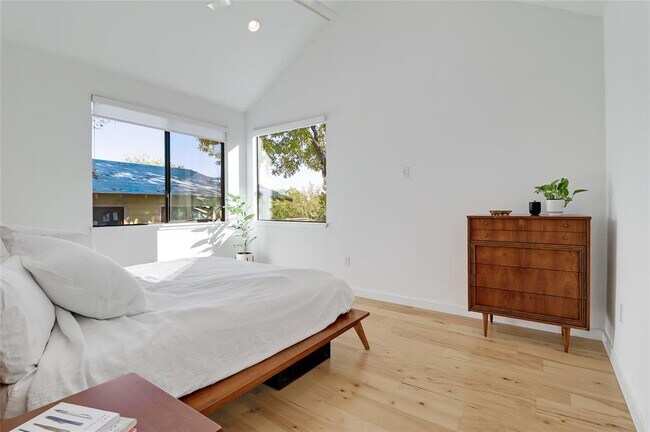 Building Photo - 2709 E 14th St