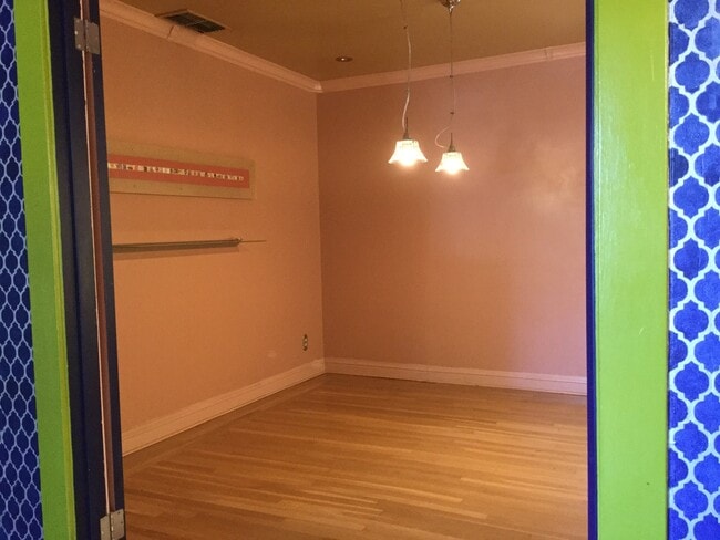 Building Photo - Charming 2 bedroom 1 Bath Close to Midtown!