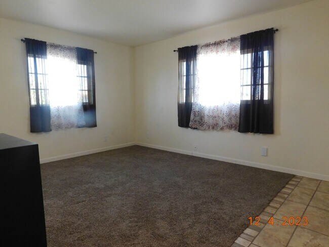 Building Photo - Spacious 3-bedroom, 2-bathroom home