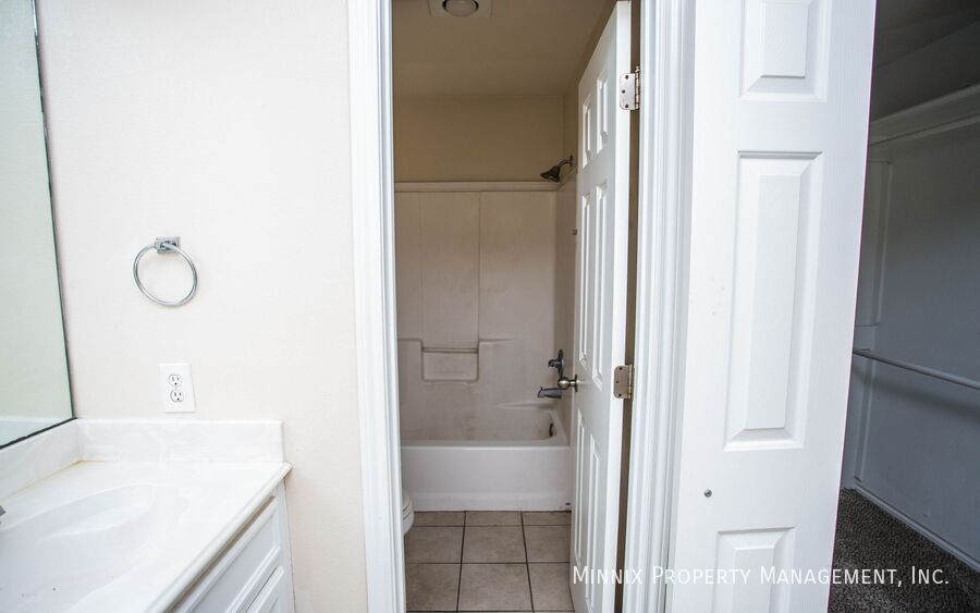 Building Photo - 9910 Weatherford Ave