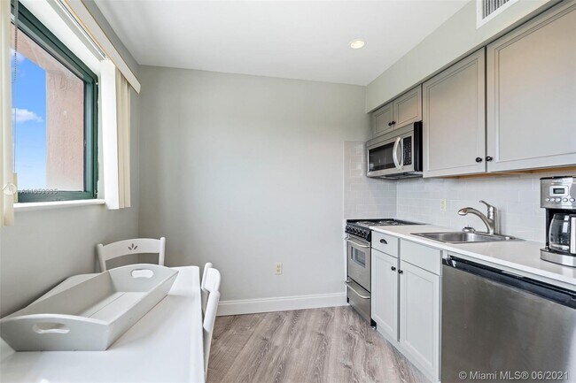 Building Photo - 5725 Sunset Dr