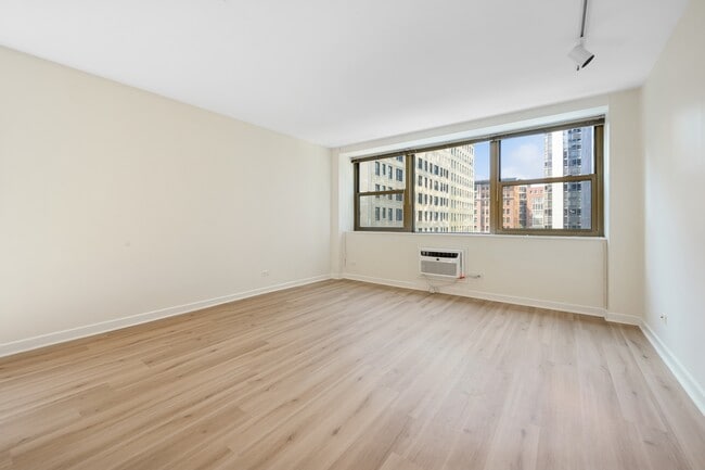 Building Photo - 253 E Delaware Pl