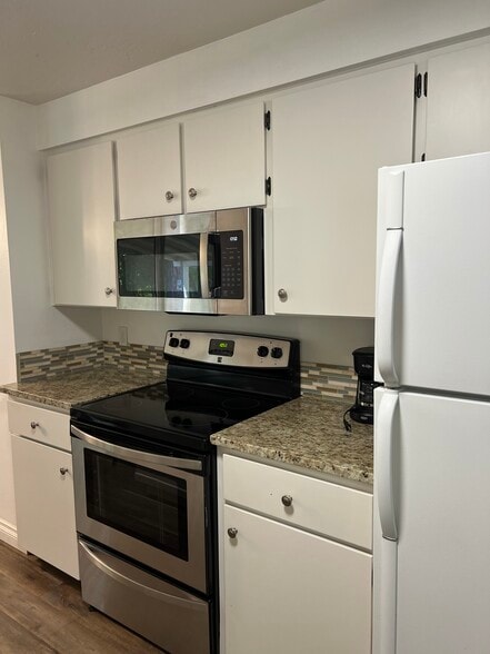 Building Photo - 412 N Lilac Ln