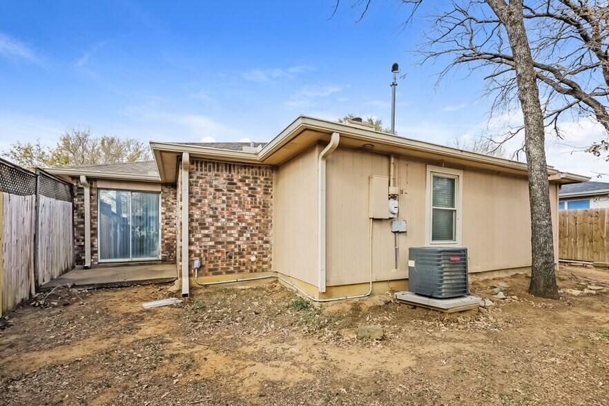 Building Photo - 1121 Cardinal Oaks Dr