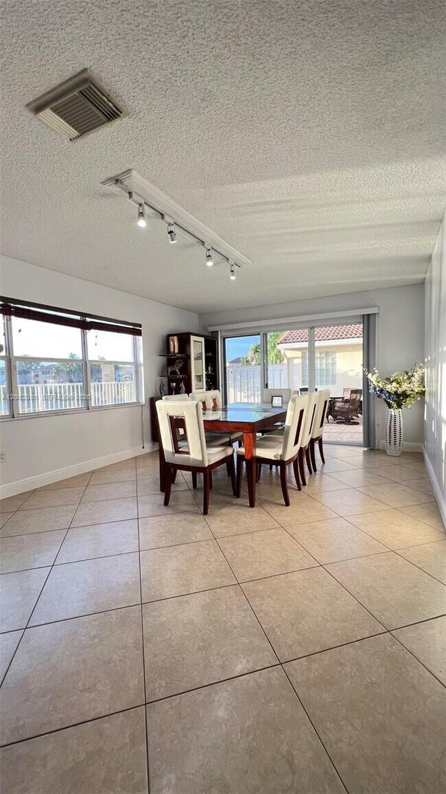 Building Photo - 1590 Seagrape Way