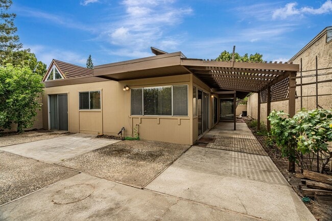 Building Photo - 2 Bedroom, 2 Bath Home with Bonus Room