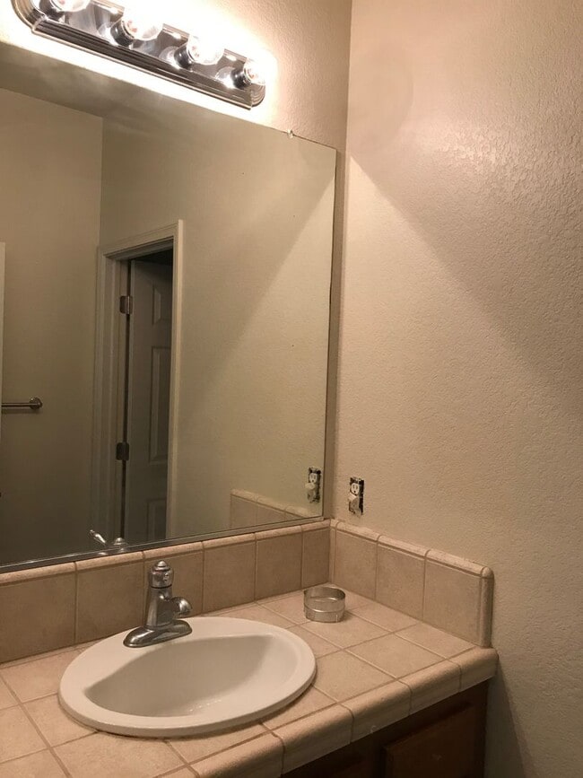 Building Photo - 3 Bedroom Home Close to Gym and Shopping-$1,000 OFF First Month's Rent