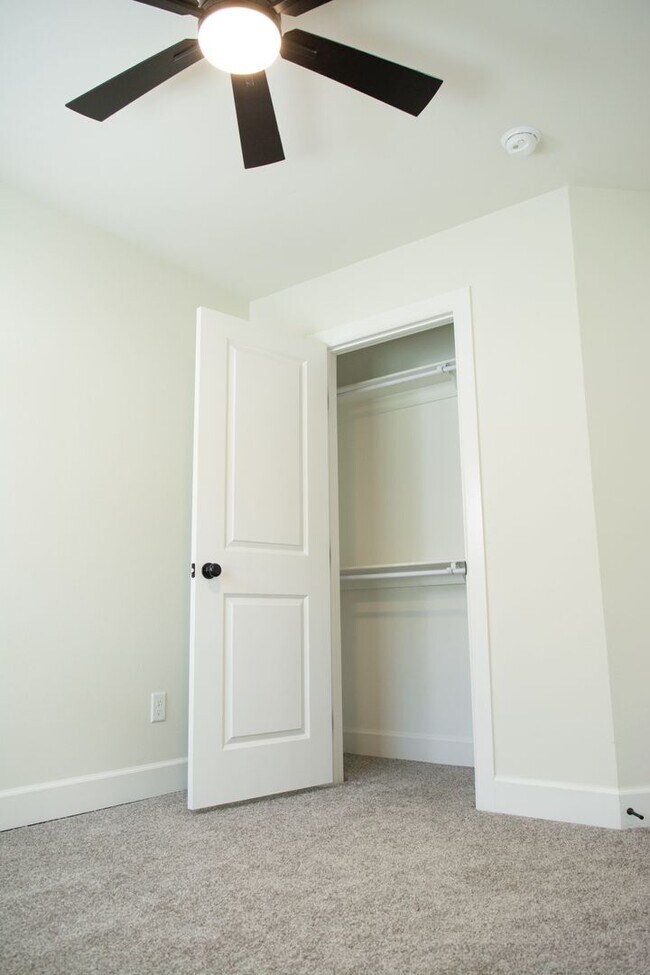 Building Photo - Available June 10th! Townhouse in the heart of West Fork !