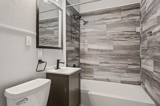 Building Photo - Beautiful, Remodeled Onalaska HOME for Rent!