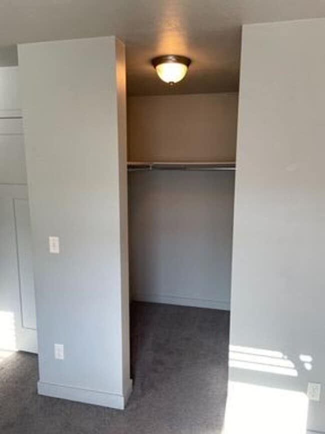 Building Photo - Charming 2 Story Townhome w/ 2 Attached Car Garage