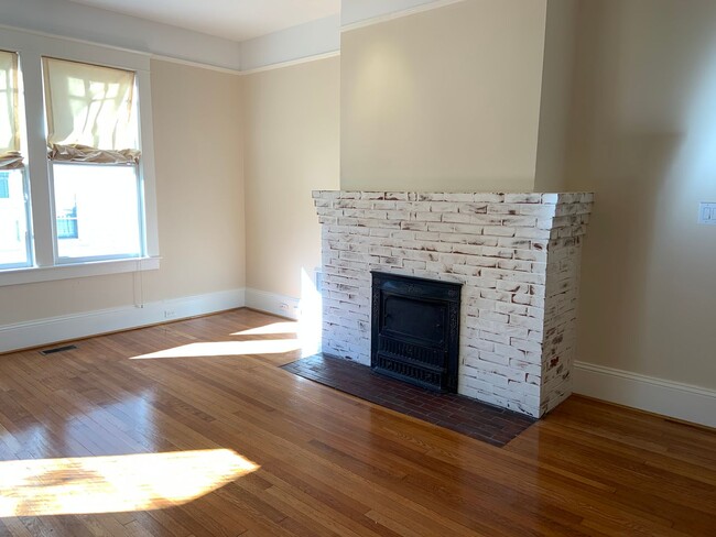 Building Photo - First Floor Unit For Rent Near UNCG!