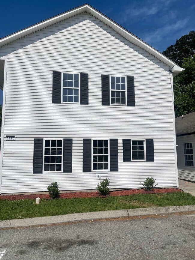 Building Photo - 3223 Summit Ave