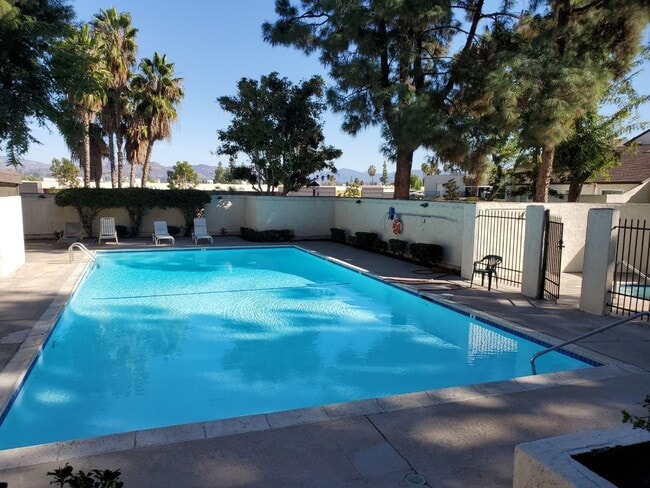 Building Photo - Fabulous Fletcher Hills remodeled townhome.