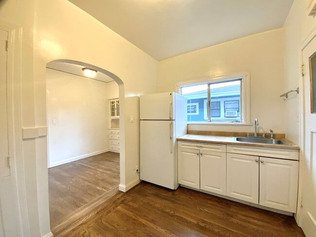 Building Photo - Spacious 1BR w/ Bonus Room! Laundry On Site! PRIVATE GARAGE PARKING!