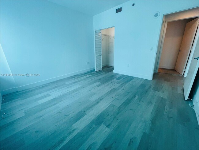 Building Photo - 950 Brickell Bay Dr
