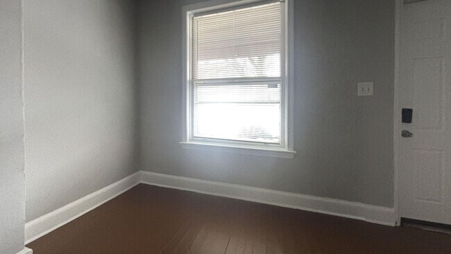 Building Photo - Germantown 2BR w/porch and yard