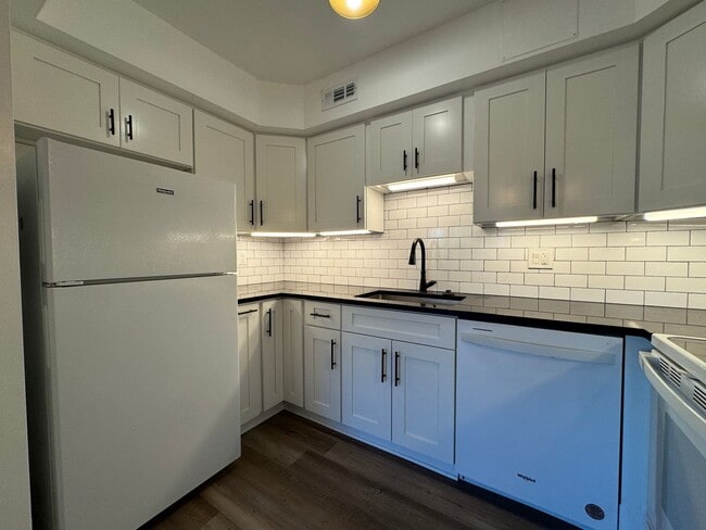 Building Photo - Bright and Cozy 1 Bed 1 Bath Condo In Beautiful Cleveland Park